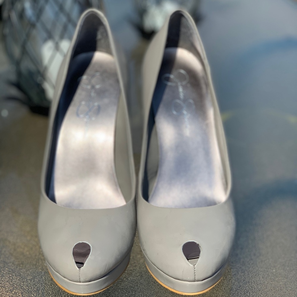 Jessica Simpson ‘Lokey” gray pumps